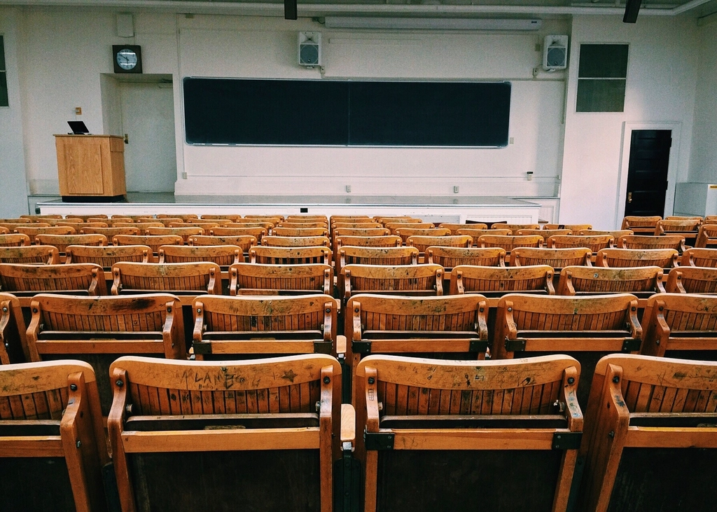 قاعة مؤتمرات كبيرة